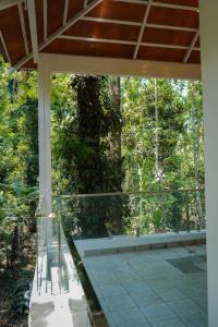 Rõdu või terrass majutusasutuses Hotel AlpineglO Yercaud