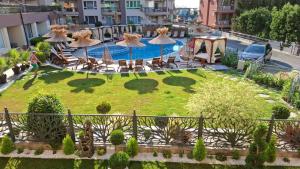 an aerial view of a garden with umbrellas and a pool at LaRenta Sveti Vlas, ulitsa Cherno more 12 in Sveti Vlas