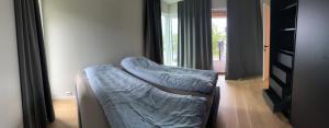 Una cama sentada en una habitación con ventana. en Husafjellet, en Ålesund