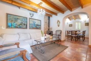 a living room with a white couch and a table at Banc Doli in Manacor