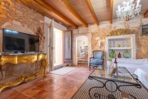 a living room with a couch and a tv at Banc Doli in Manacor