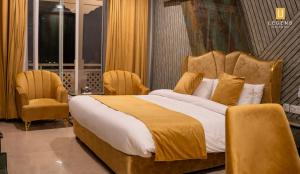 Postel nebo postele na pokoji v ubytování Legend Hotel Kachura