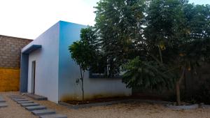 Votsobelo的蓝白相间的建筑，旁边有树木