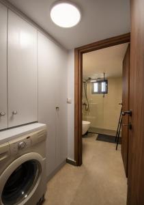 ゲンナジーにあるVilla Gennadi Essenceのバスルーム(洗濯機、トイレ付)