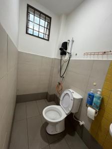 Koupelna v ubytování Pelangi party corner house 6bed6bathroom 20 pax + 10 fotografií