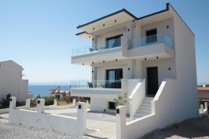 a villa with a view of the ocean at Emmeli's de lux apartments in Skala Marion