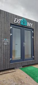 a building with a window on the side of it at Tiny House Chambre Salon Cuisine by EXTINY in Richardménil +1 photo