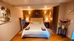 une chambre avec un grand lit dans une pièce dans l'établissement La Tour de Flandre, à Rousseloy