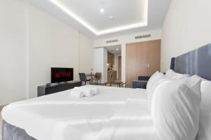 TV a/nebo společenská místnost v ubytování Stylish Studio with Pool, Gym, Wifi & Parking + 6 fotografií