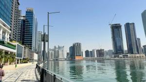 Nespecifikovaný výhled na destinaci Dubaj nebo výhled na město při pohledu z apartmánu