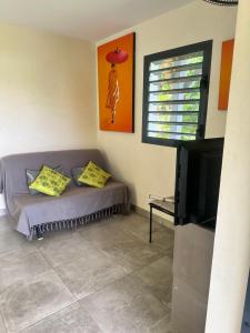 Camera con letto, TV e finestra. di Villa la mahaudière vue mer a Deshaies