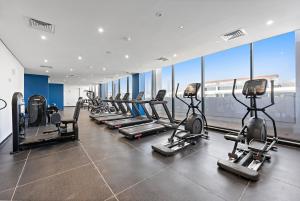 Fitness centrum a/nebo fitness zařízení v ubytování Stylish Studio with Pool, Gym, Wifi & Parking