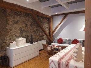 ein Zimmer mit einem Bett und einem Tisch und Stühlen in der Unterkunft Domaine de la Safranière Alpes Françaises in Saint-Léger