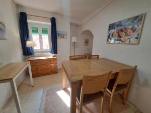 a dining room with a wooden table and chairs at Habitación en el centro histórico de Tarragona in Tarragona