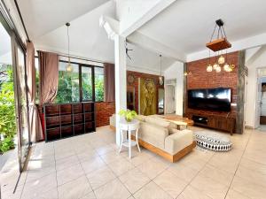 Μια τηλεόραση ή/και κέντρο ψυχαγωγίας στο White Orchid Villa