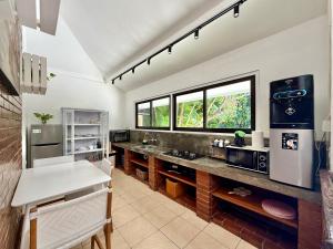 Η κουζίνα ή μικρή κουζίνα στο White Orchid Villa