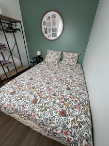 Ένα ή περισσότερα κρεβάτια σε δωμάτιο στο Cosy Home - Studio terrasse à 2 pas de Paris