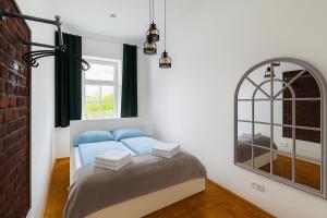 sypialnia z łóżkiem i lustrem w obiekcie Urban by BestChoice - FREE Parking - Self Check-in w Grazu