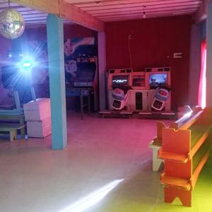 una stanza con un palco con palchi e televisori di Quinta correhuela a Luján