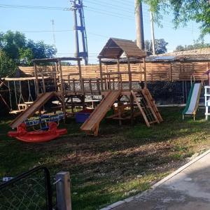 un parco giochi con struttura in legno nell'erba di Quinta correhuela a Luján