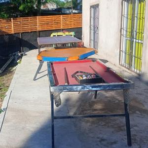 un tavolo da ping pong con due palline da ping pong di Quinta correhuela a Luján