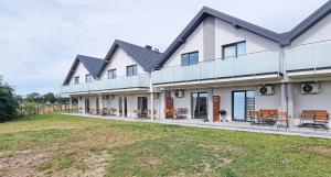 una vista exterior de una casa con patio en PANORAMA Władysławowo, en Władysławowo