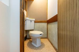 bagno con servizi igienici in una piccola camera di Higashi-Ueno 3 a Tokyo