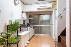 una cucina con mobili bianchi e una finestra di Higashi-Ueno 3 a Tokyo