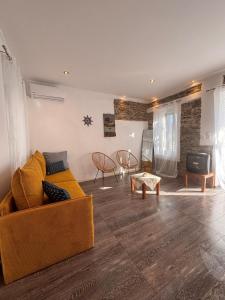 Afbeelding uit fotogalerij van Olive Stonehouse in Plomarion