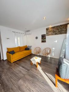 Afbeelding uit fotogalerij van Olive Stonehouse in Plomarion