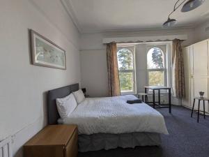 Gallery image of Ensuite triple room by Swansea University Hospital v in Swansea