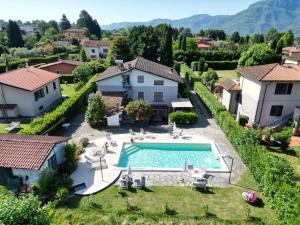 Bazén v ubytování Mansarda di lusso in Villa Riccardo Barga nebo v jeho okolí + 21 fotografií