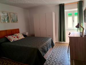 a bedroom with a bed and a window at Habitación en el centro histórico de Tarragona in Tarragona