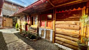a wooden building with plants on the side of it at La Puesta Del Sol in Filandia +32 photos