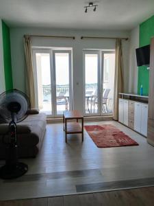 een woonkamer met een bank en een tafel bij Apartmenthaus Kornatiblick in Tisno