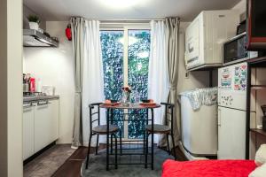 Kuchyň nebo kuchyňský kout v ubytování North Cottage Studio Apartment with private entrance