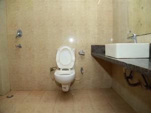 ニューデリーにあるHotel City Height - 2 Min from New Delhi Railway Stationのトイレと洗面台付きのバスルーム +12枚の写真