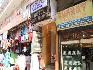 ニューデリーにあるHotel City Height - 2 Min from New Delhi Railway Stationの看板のある建物内の商店群