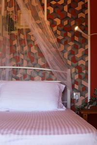 阿斯特里斯La Rosalie的卧室里有一张床，墙上贴满了木块