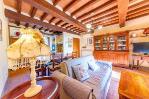 TV a/nebo společenská místnost v ubytování Casa Marlèn - Medieval Borgo & pool - ItalyWeGo