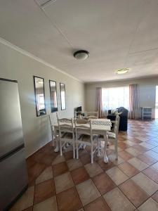 Un comedor con mesa y sillas en Klaverton Daisy, en Benoni