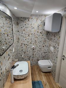 un baño con inodoro y lavabo en La Vita, en Rijeka
