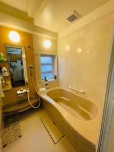 Ένα μπάνιο στο Warm family stay ーEasy Access Kyoto & Osaka ー