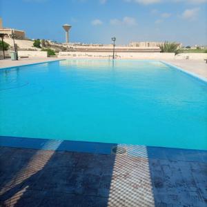 Bazén v ubytování Home by sea الساحل الشمالي قرية التجاريين nebo v jeho okolí