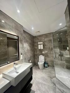 une salle de bain avec un lavabo, une douche et des toilettes dans l'établissement Sky View Homestay, à Hạ Long 13 autres photos