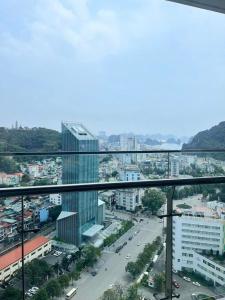 une vue d'une ville depuis un bâtiment dans l'établissement Sky View Homestay, à Hạ Long