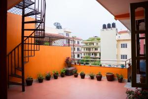 Rõdu või terrass majutusasutuses YogStay Homestay in Kathmandu