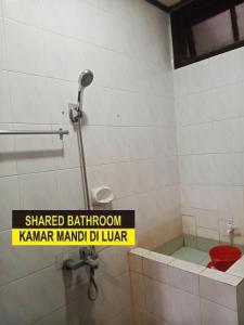 Vannituba majutusasutuses Hotel Pandu Lakeside Tuktuk +12 fotot