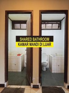 Vannituba majutusasutuses Hotel Pandu Lakeside Tuktuk