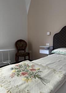 Una cama con una manta con flores. en Suite In Centro, en Foggia